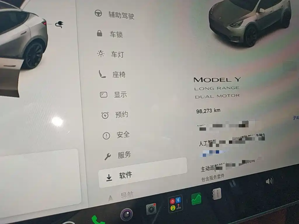 Tesla Model Y — миниатюра 12