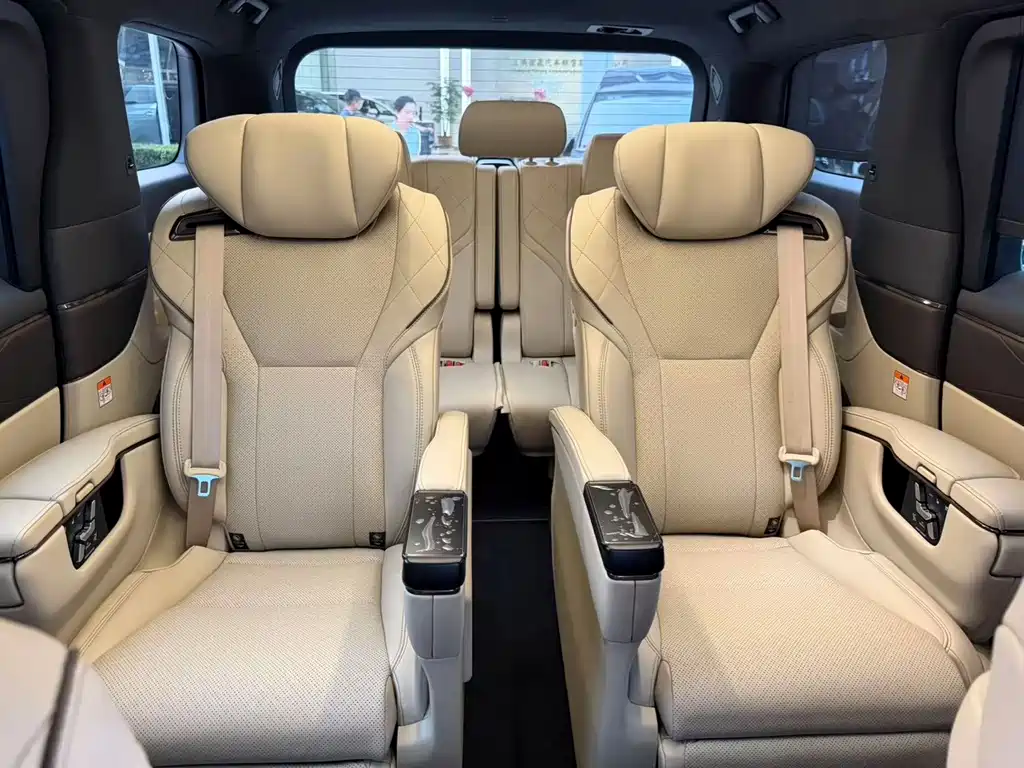Toyota Alphard — миниатюра 6