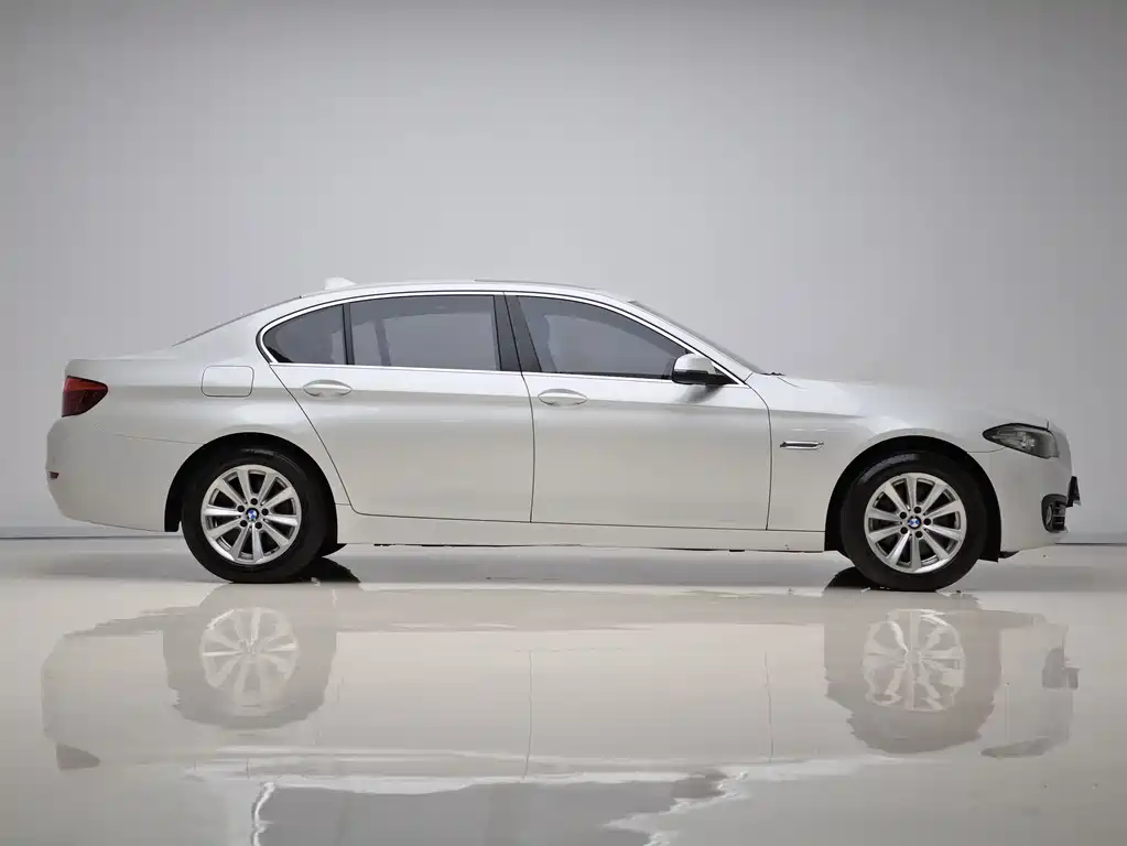 BMW 5 Series — миниатюра 8