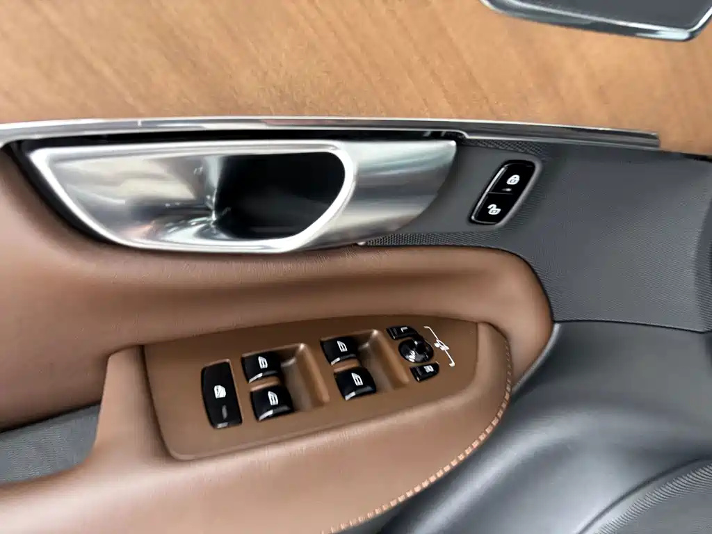 Volvo XC90 — миниатюра 11