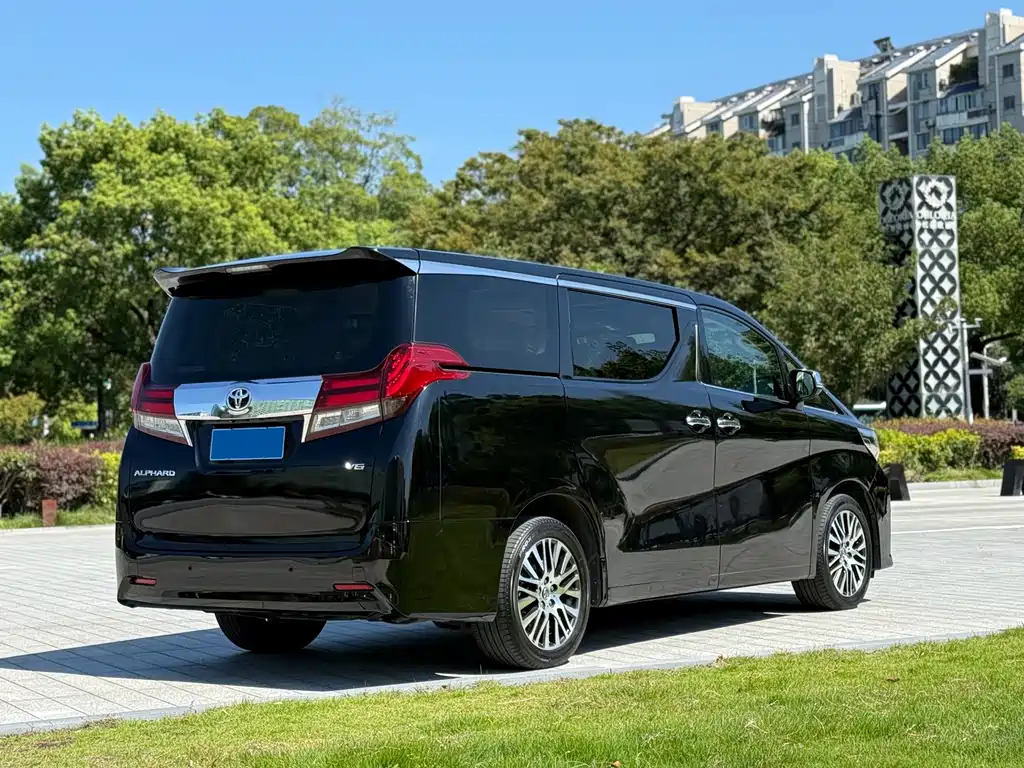 Toyota Alphard — миниатюра 4