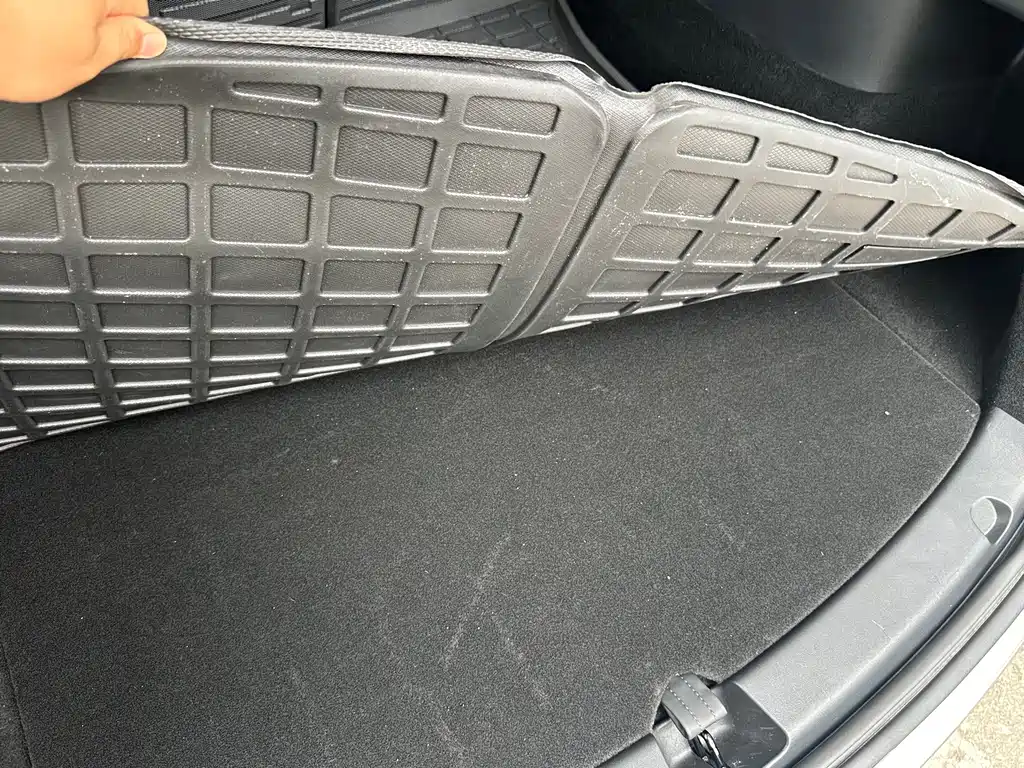 Tesla Model Y — миниатюра 20