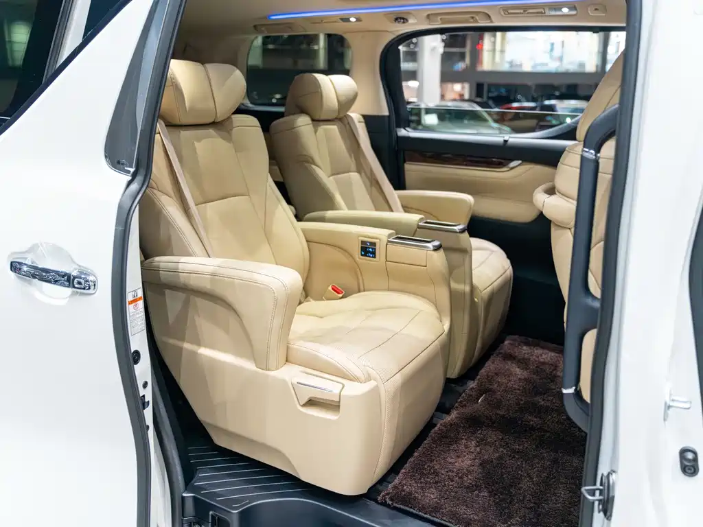 Toyota Alphard — миниатюра 11
