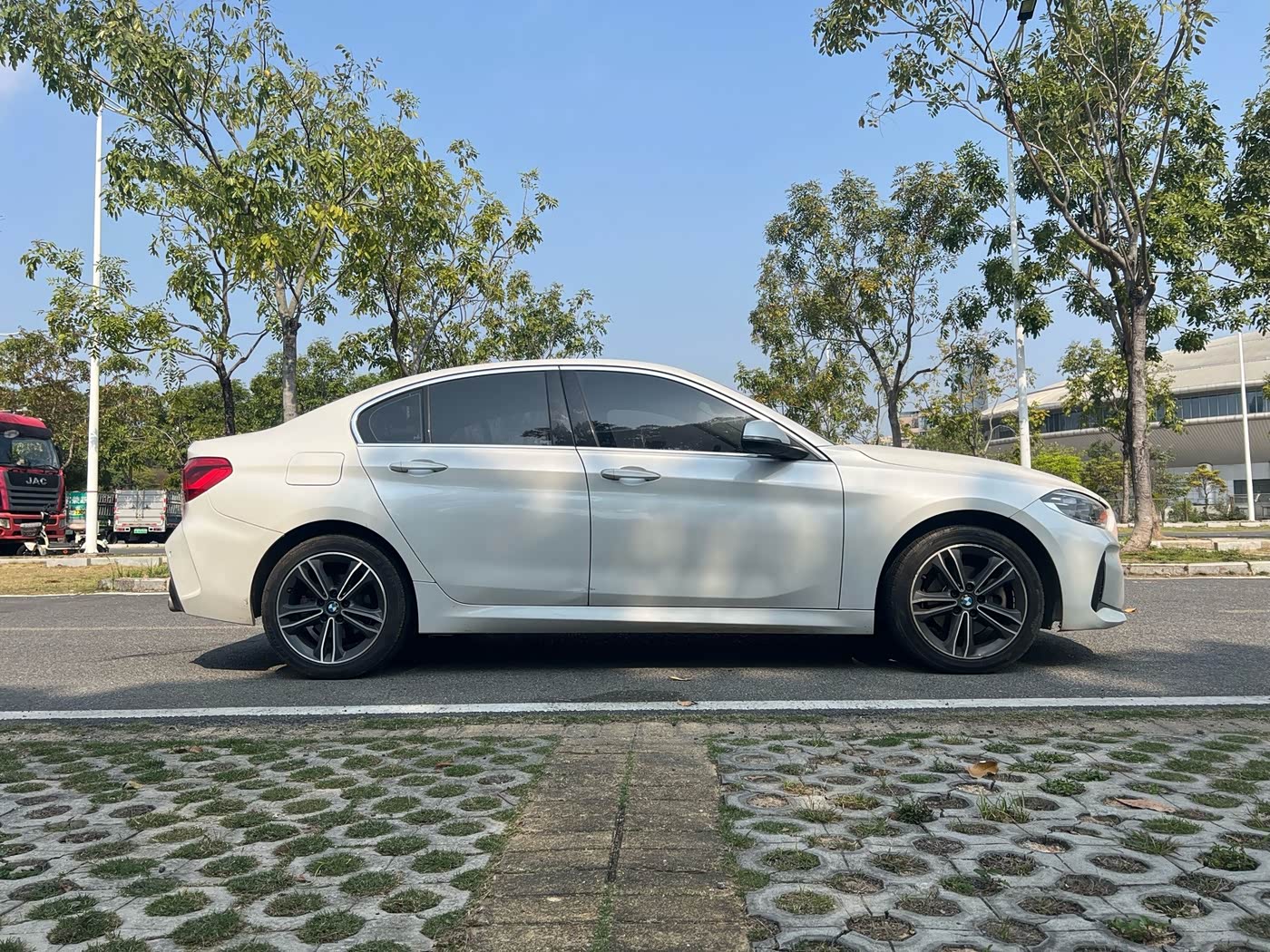 BMW 1 Series 1.5 л 2023 г. Белый, пробег 48300 км