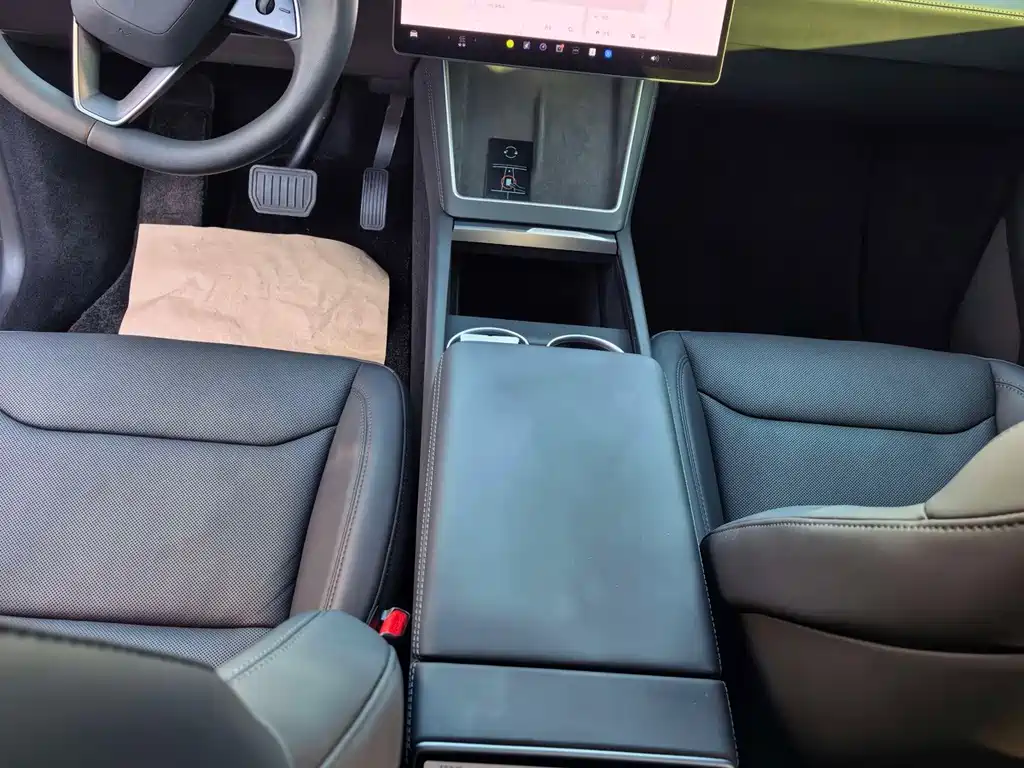 Tesla Model Y — миниатюра 8