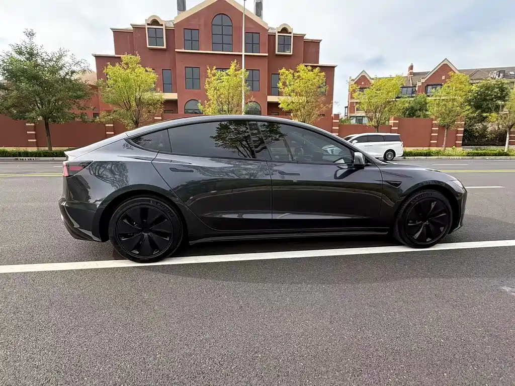 Tesla Model 3 — миниатюра 20