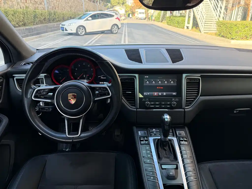 PORSCHE MACAN