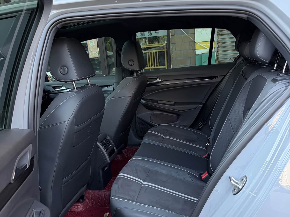 Volkswagen Golf 1.4 л 2022 г. Серебристо-серый, пробег 18000 км