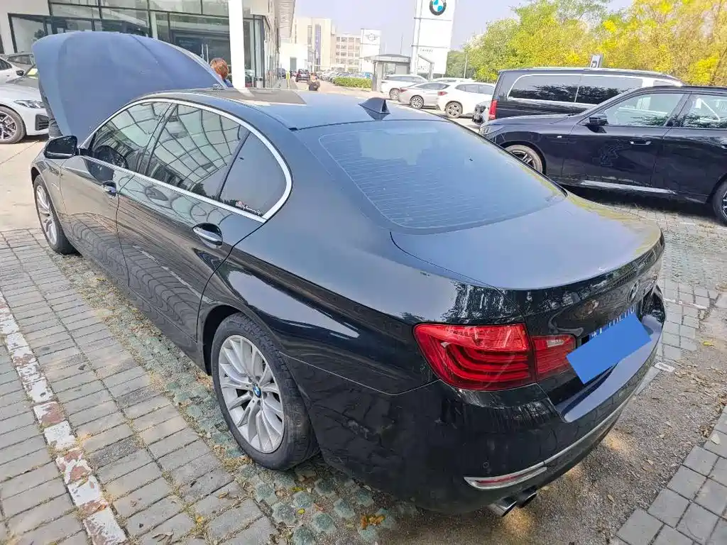 BMW 5 Series — миниатюра 9
