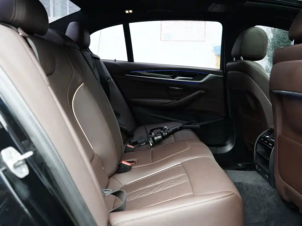 BMW 5 Series — миниатюра 8