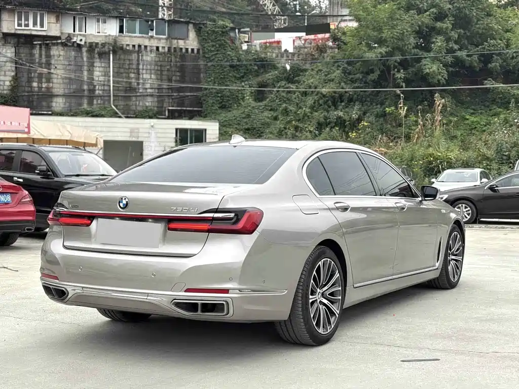BMW 7 Series — миниатюра 8