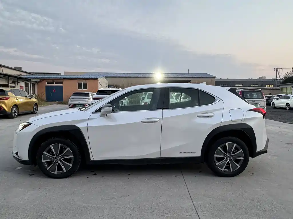 Lexus UX New Energy — миниатюра 5