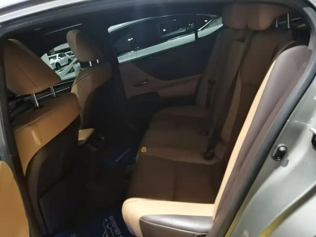 Lexus ES — миниатюра 17