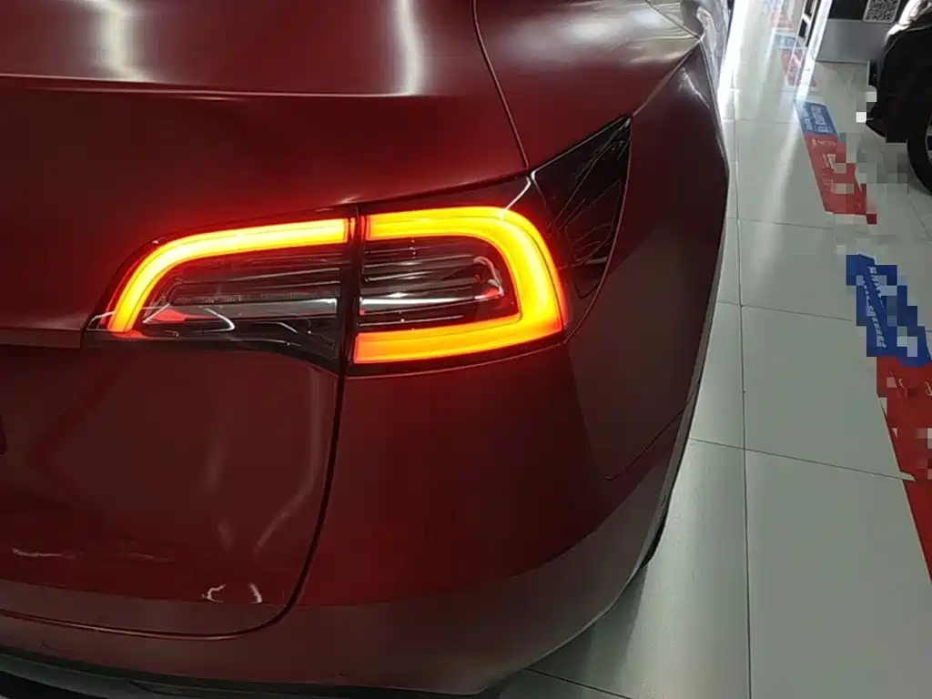 Tesla Model Y — миниатюра 8