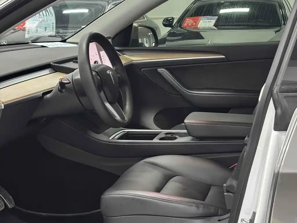 Tesla Model Y — миниатюра 7