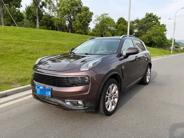 2017 Lynk & Co 01