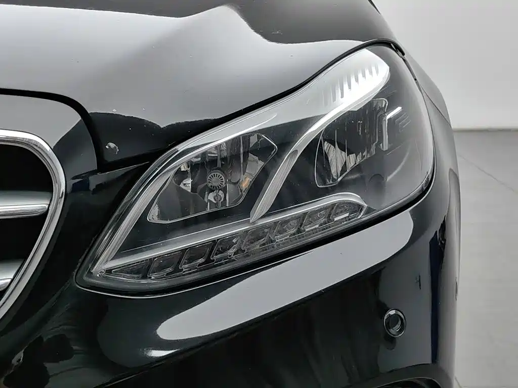 Mercedes-Benz E-Class — миниатюра 7