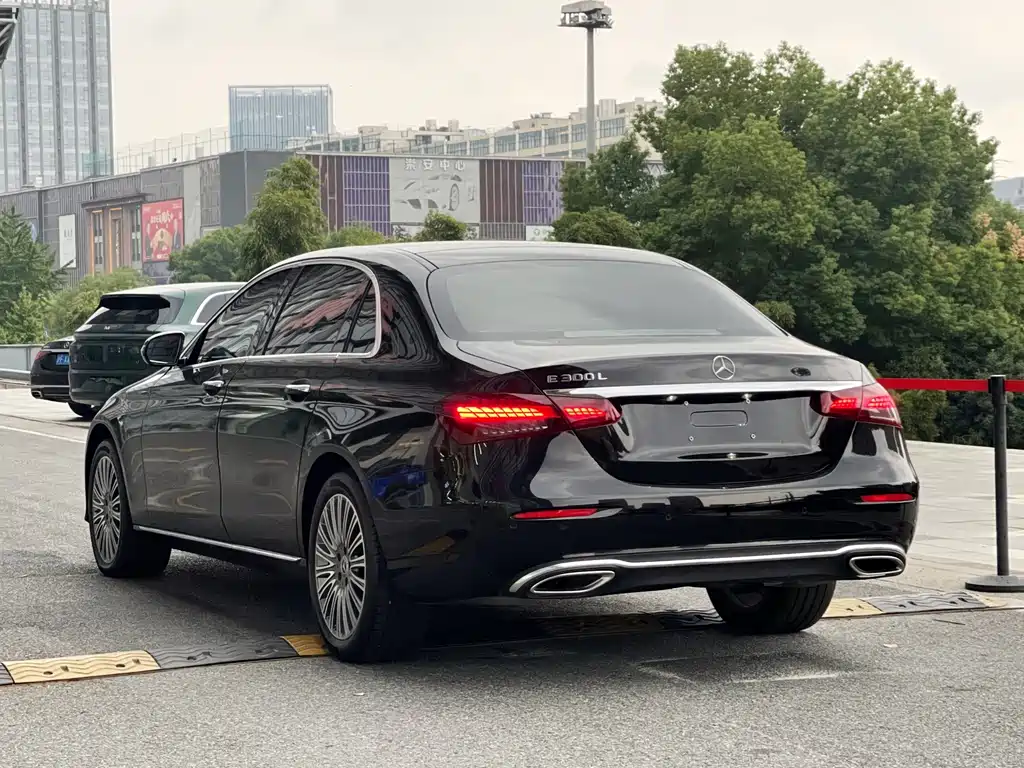 Mercedes-Benz E-Class — миниатюра 4