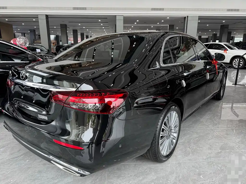 Mercedes-Benz E-Class — миниатюра 8