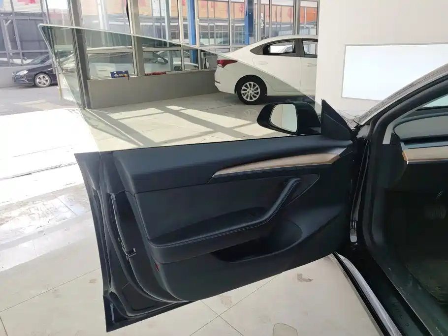 Tesla Model 3 — миниатюра 7
