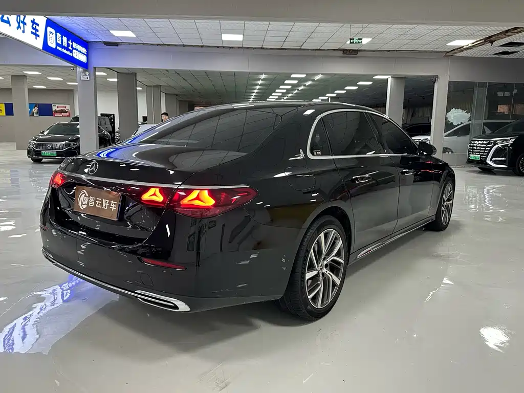 Mercedes-Benz E-Class — миниатюра 9