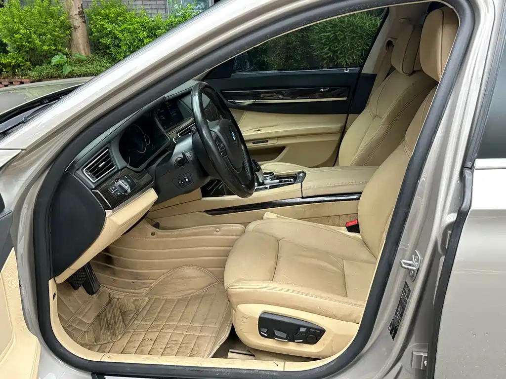 BMW 7 Series — миниатюра 10