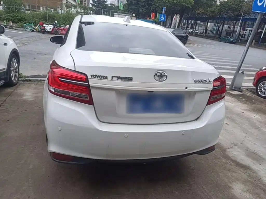 Toyota Yaris L - фото 4