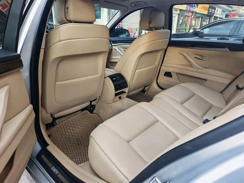 BMW 5 Series — миниатюра 7