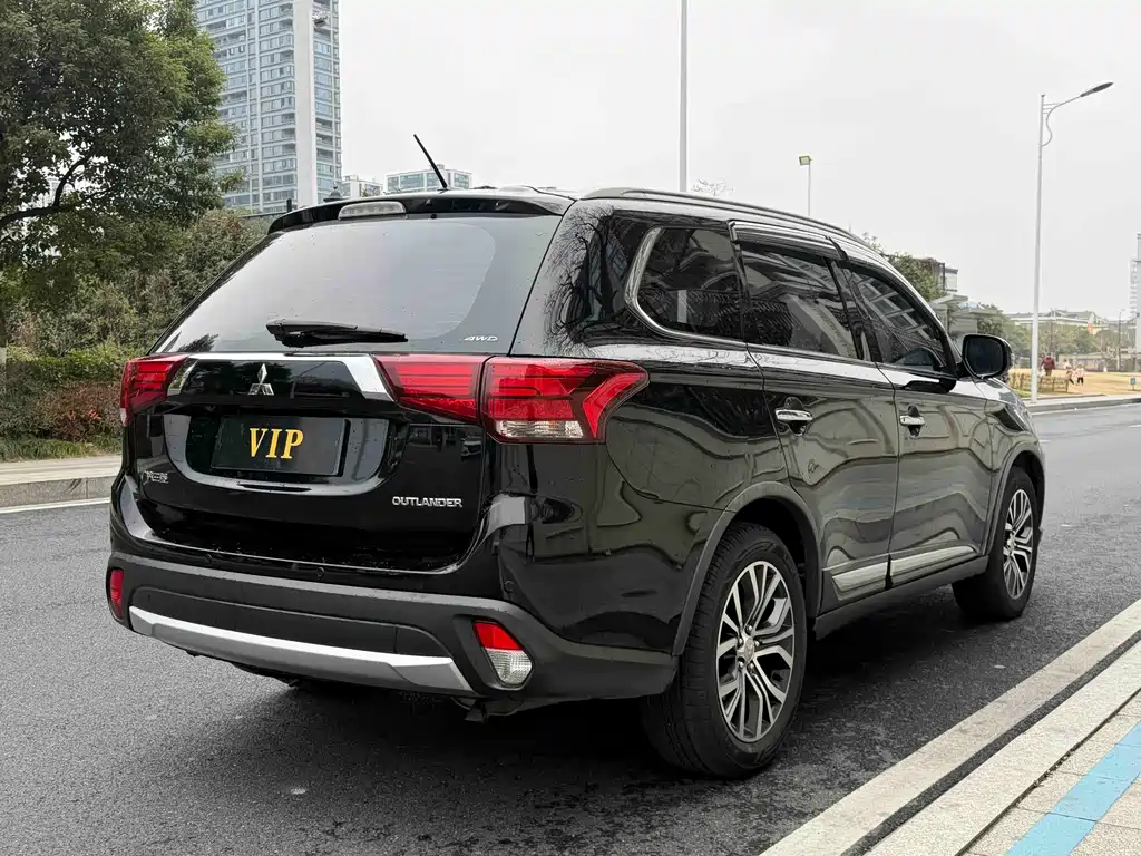 MITSUBISHI OUTLANDER