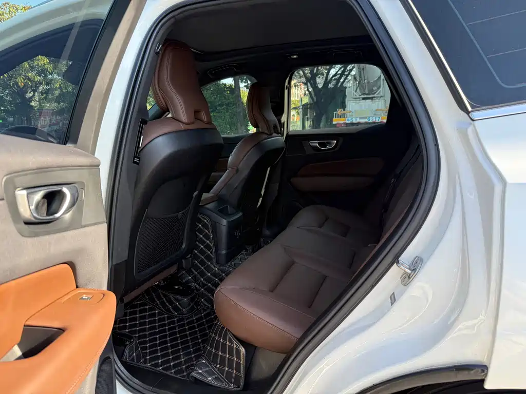 Volvo XC60 PHEV — миниатюра 5