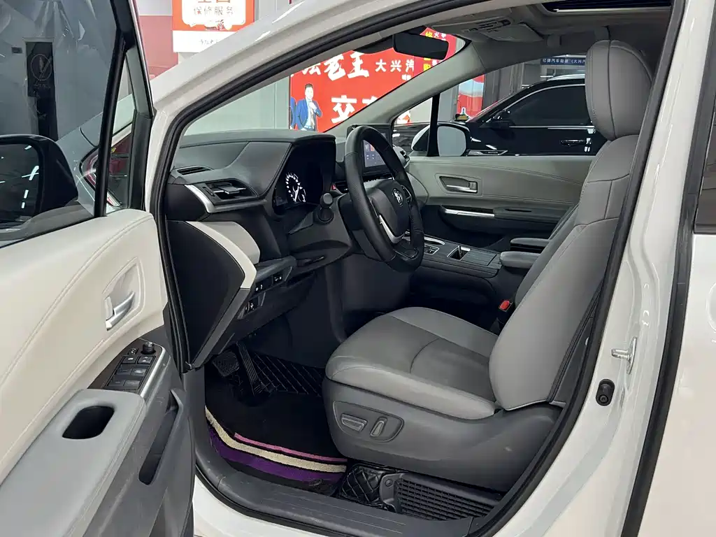 Toyota Sienna 2023 2.5L Luxury