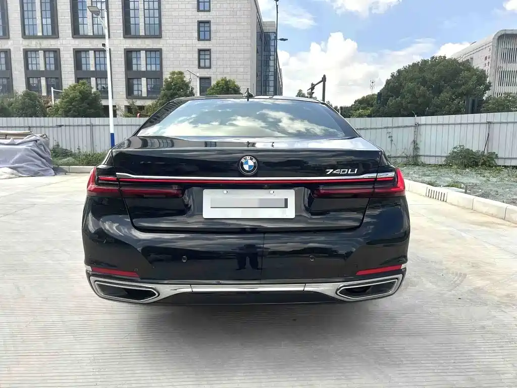 BMW 7 Series — миниатюра 13