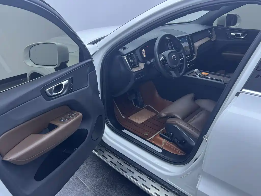 Volvo XC60 2024 B5 Luxury