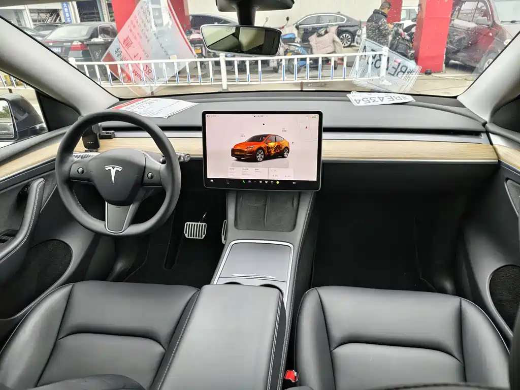 TESLA MODEL Y