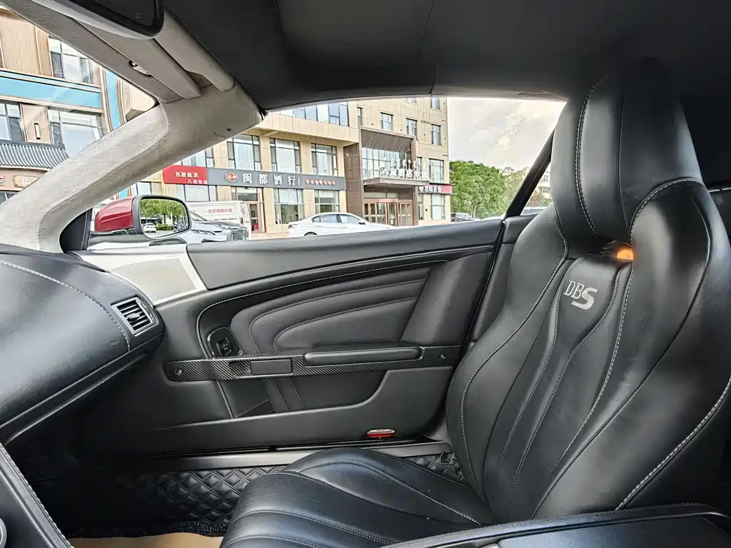 Aston Martin DBS — миниатюра 17