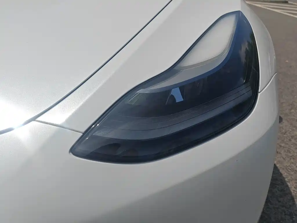 Tesla Model Y — миниатюра 5
