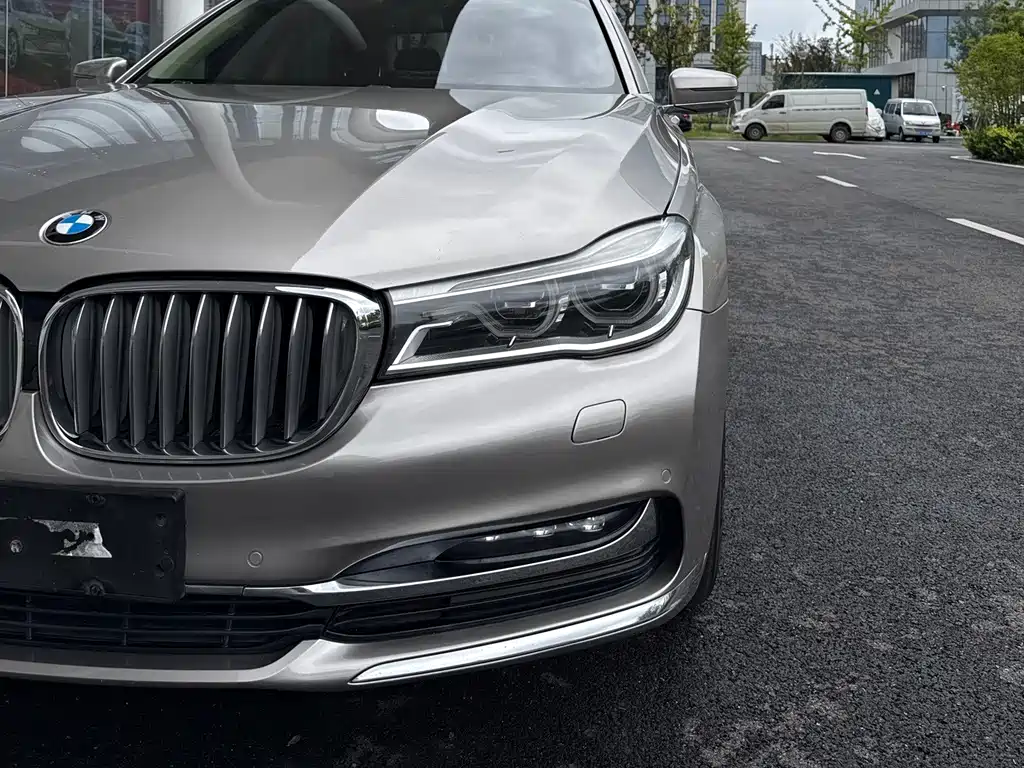 BMW 7 Series — миниатюра 5