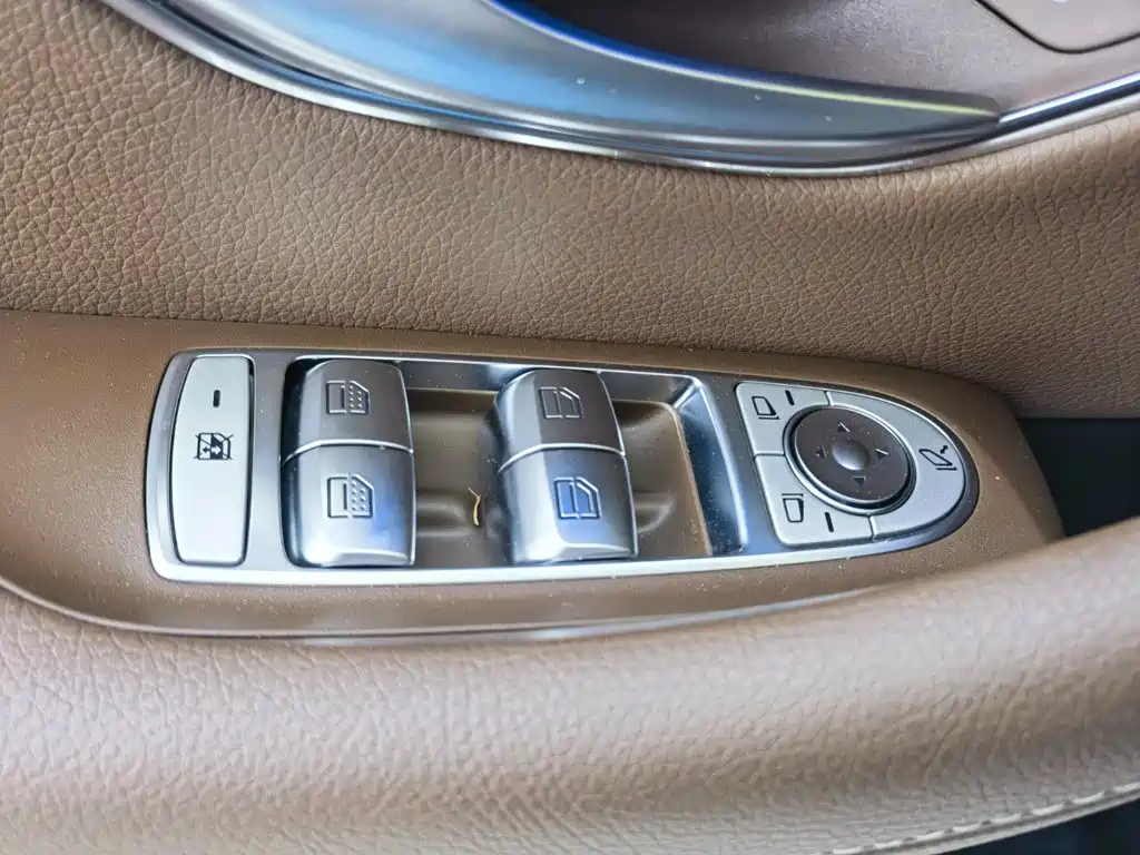 Mercedes-Benz E-Class — миниатюра 35