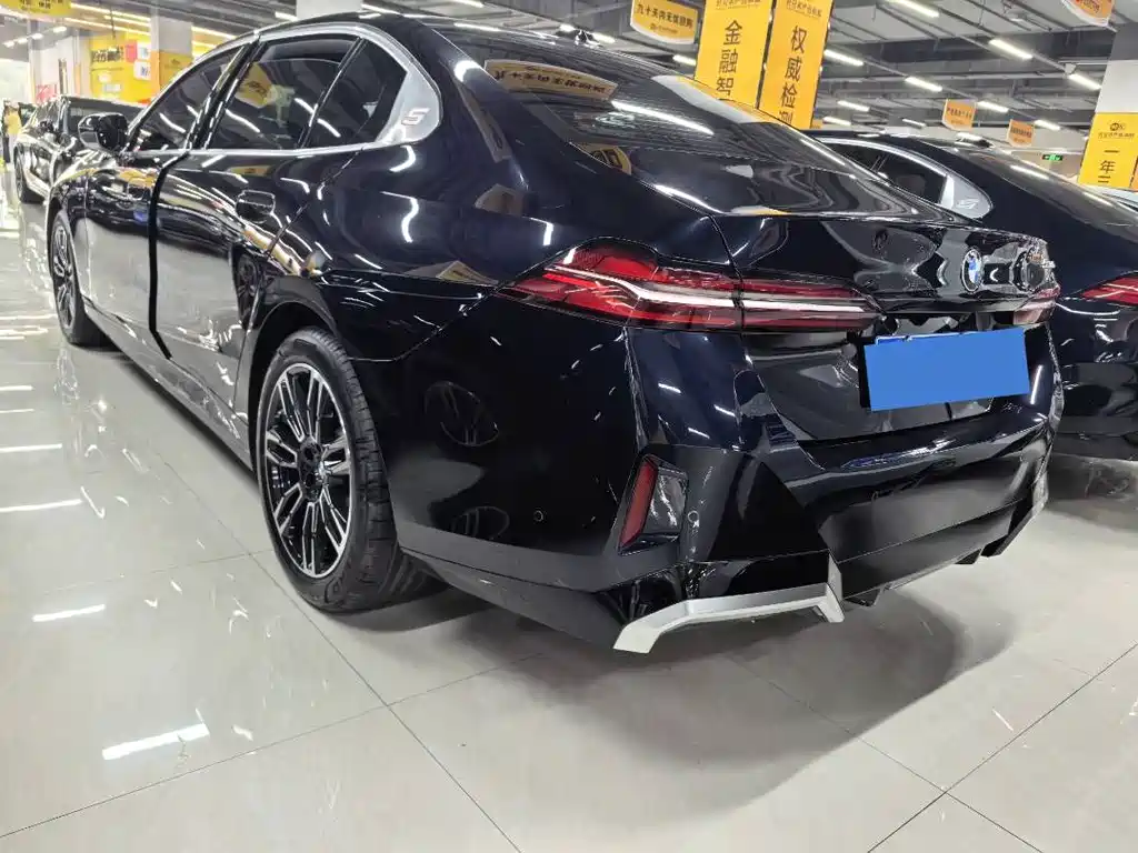 BMW 5 Series — миниатюра 15