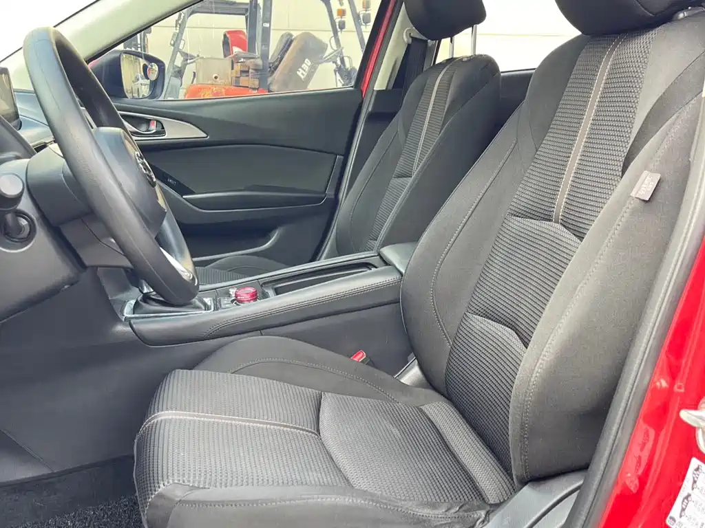 Mazda Mazda3 3 2017 1.5L AT Luxury V