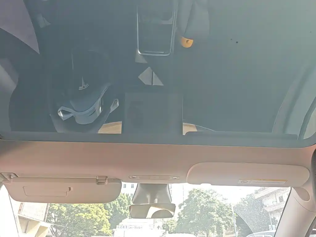 Tesla Model Y — миниатюра 18