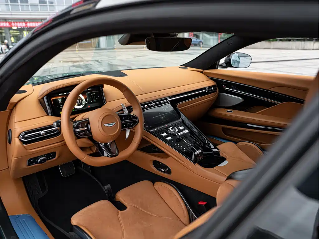 Aston Martin DB12 — миниатюра 11