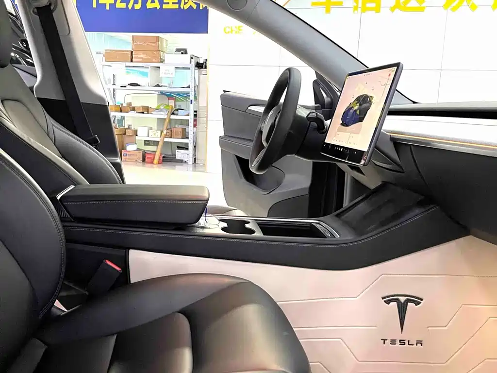Tesla Model Y — миниатюра 10