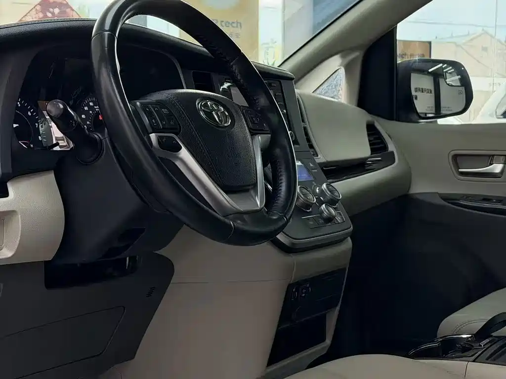 Toyota Sienna — миниатюра 6