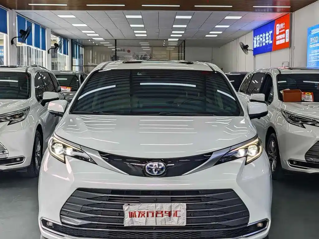 Toyota Sienna — миниатюра 2