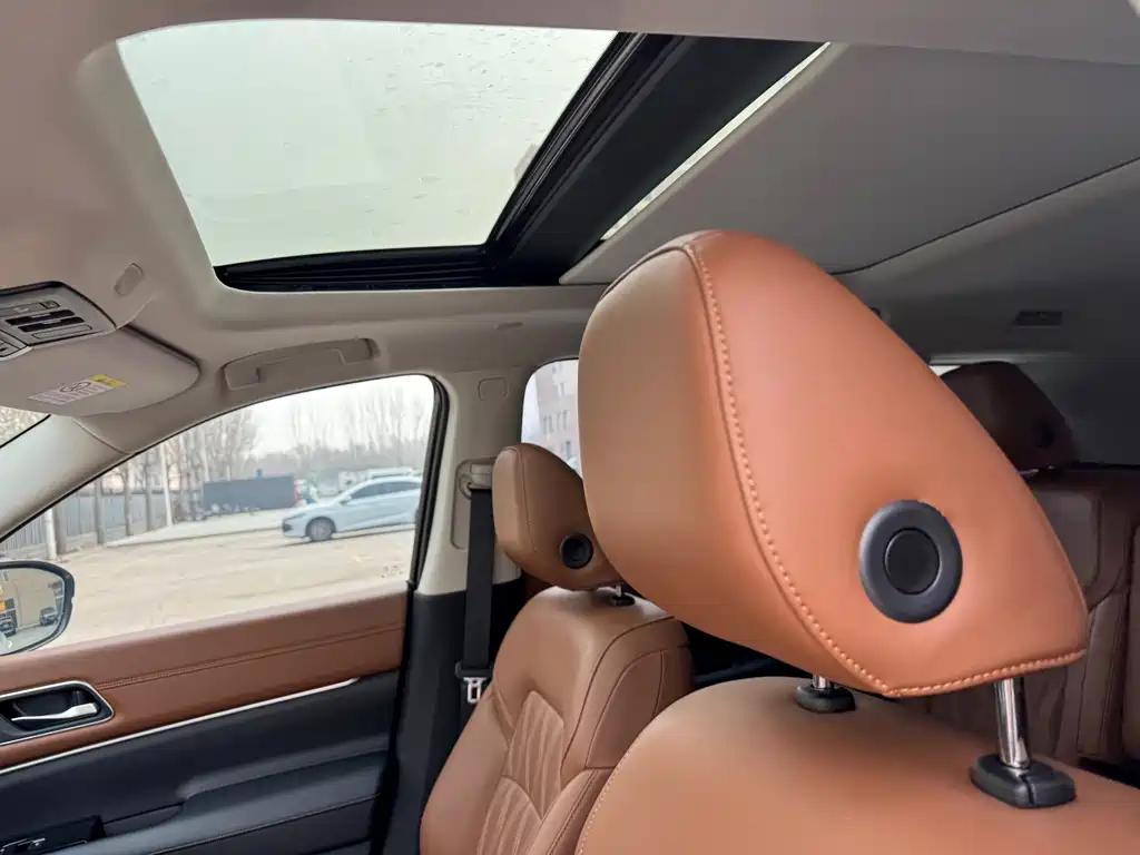 NISSAN EXPLORING THE LAND