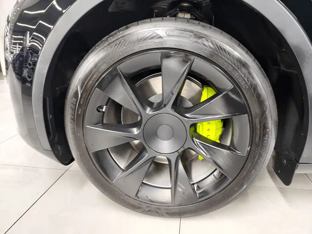 Tesla Model Y — миниатюра 11