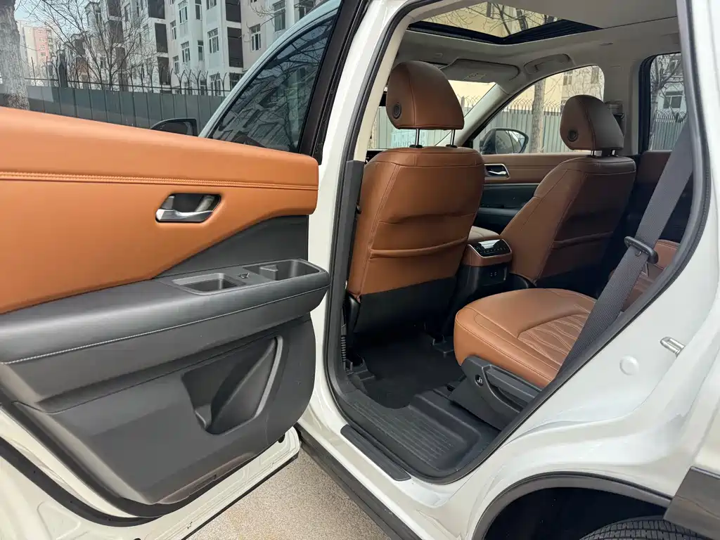 NISSAN EXPLORING THE LAND