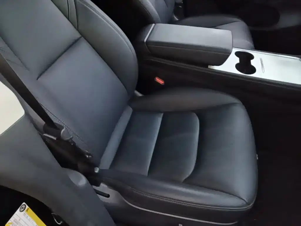 Tesla Model Y — миниатюра 25