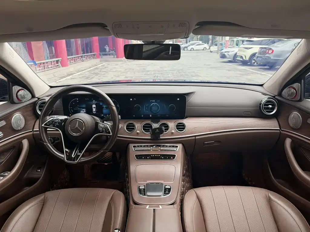 Mercedes-Benz E-Class — миниатюра 8